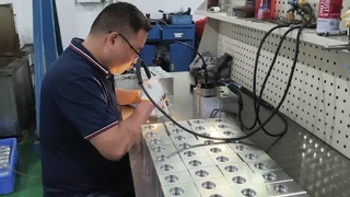 Làm sạch các khối van thủy lực bằng tay để đảm bảo đường dẫn dầu trơn tru